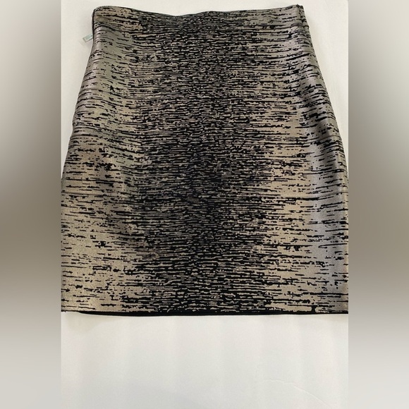 Michael Kors Skirt Size 2 Fitted Zips Up On Side Black/Silver in EUC - Picture 1 of 4